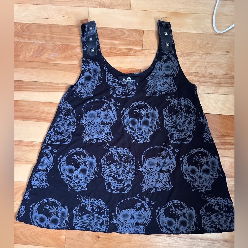 Tank top with pyramid spikes